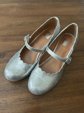 Dolce Vita DV by Kids Justice Mary Jane Pump Silver Size 4Y EUC